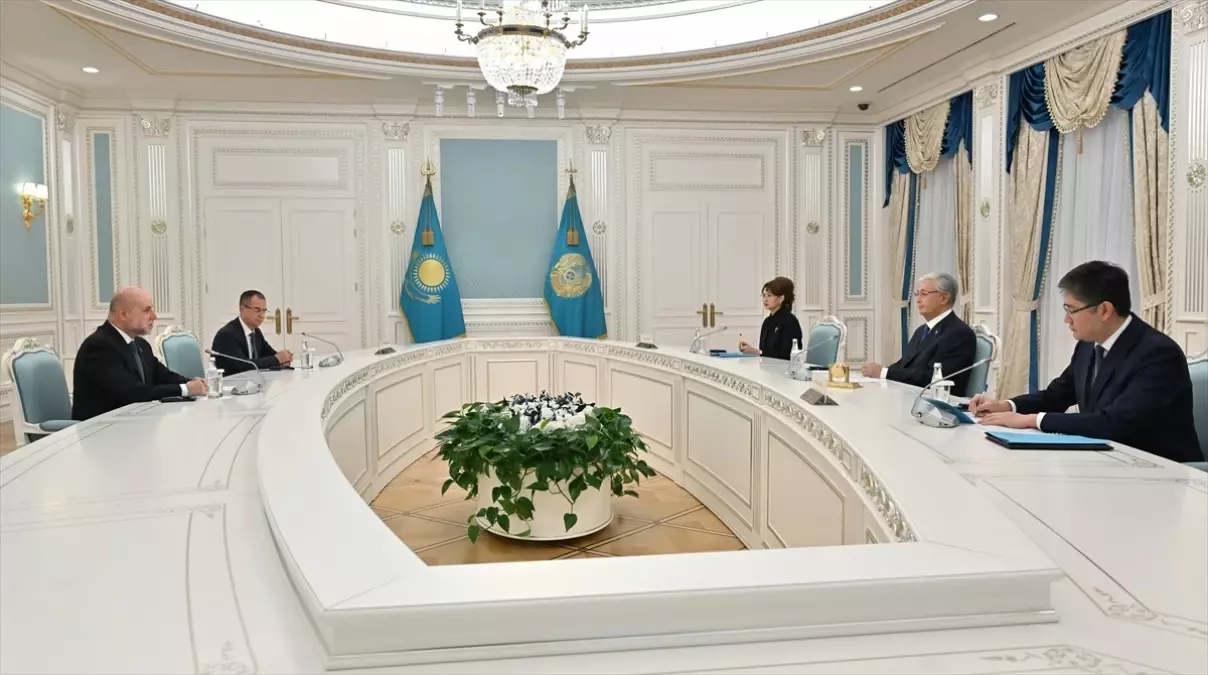 Tokayev, Abbas’ı Kazakistan’a Davet Etti