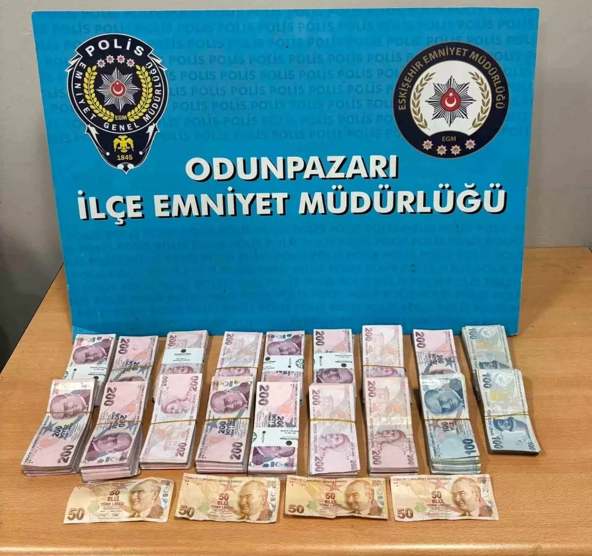 Eskişehir’de Kendini Polis Olarak Tanıtan Dolandırıcı 316 Bin TL Değerindeki Altın ve Nakitle Yakalandı