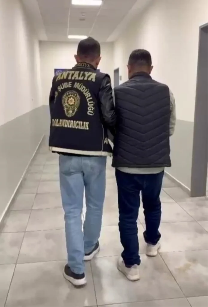 Antalya’da Dolandırıcı Sivil Polis Kılığında Yakalandı