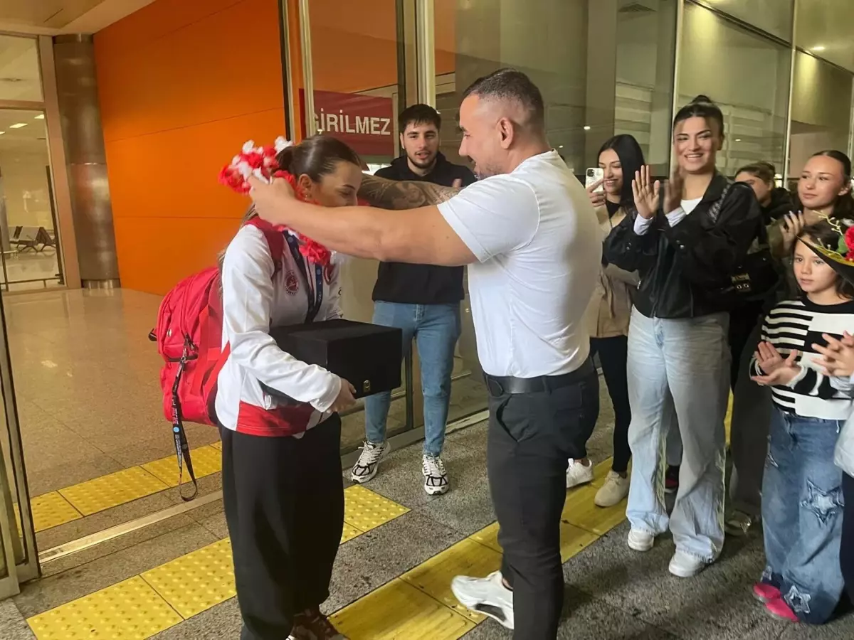 Elif Ceren Şanlı Dünya Şampiyonası’nda Altın Madalya ve En İyi Kadın Dövüşçü Ödülünü Kaparak Türkiye’yi Gururlandırdı!