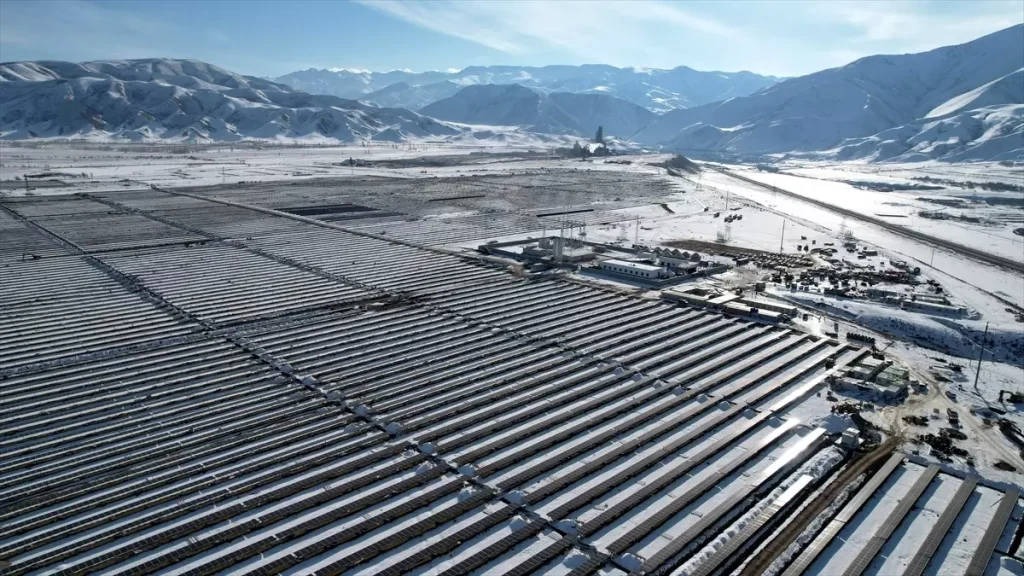Kırgızistan’ın İlk Güneş Enerjisi Santrali Açıldı