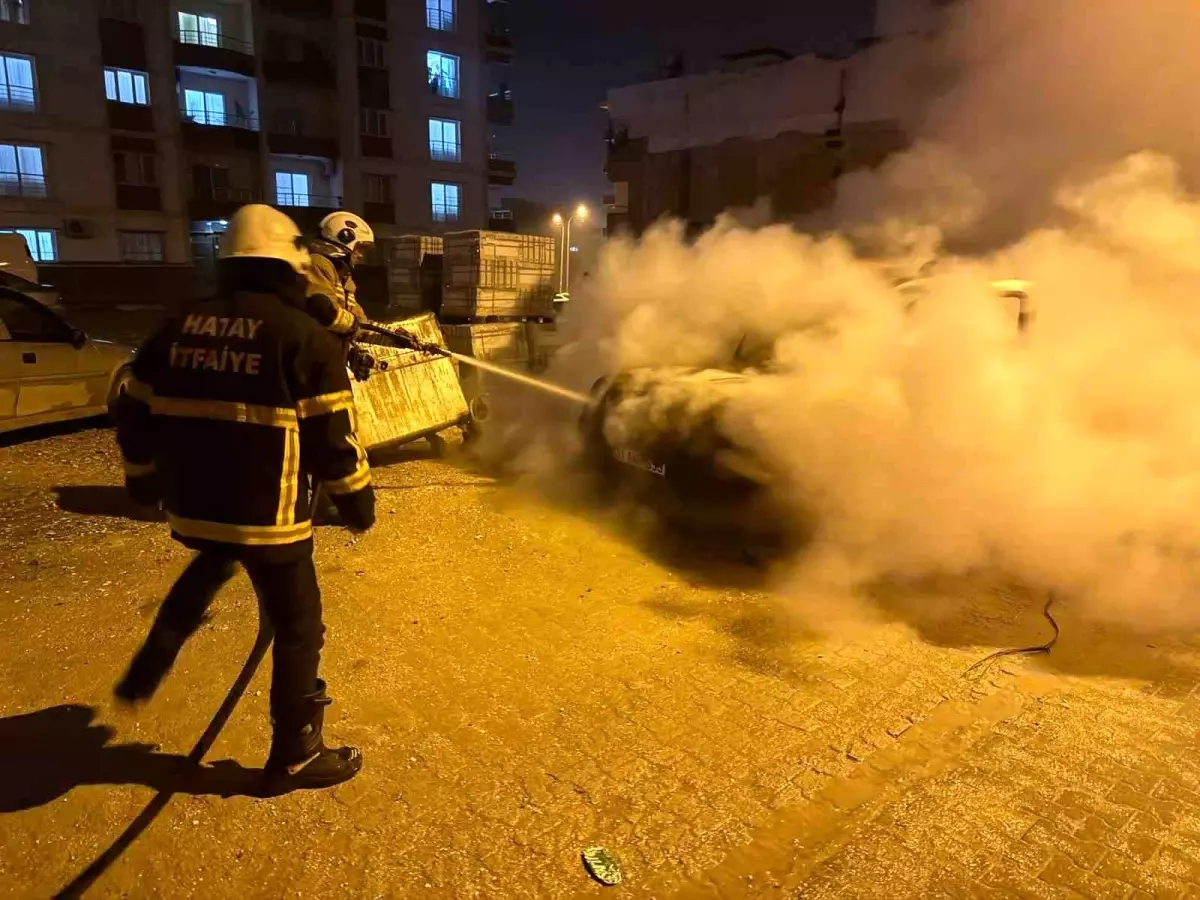 Kırıkhan’da Hafif Ticari Araç Yangını: İtfaiye Hızlı Müdahale Etti