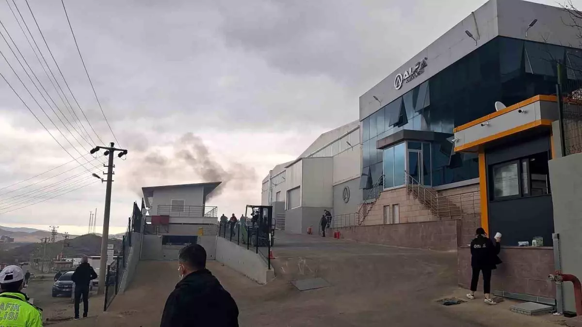 Kırıkkale’de İki Fabrikada Şiddetli Yangın: Müdahale Hâlâ Sürüyor