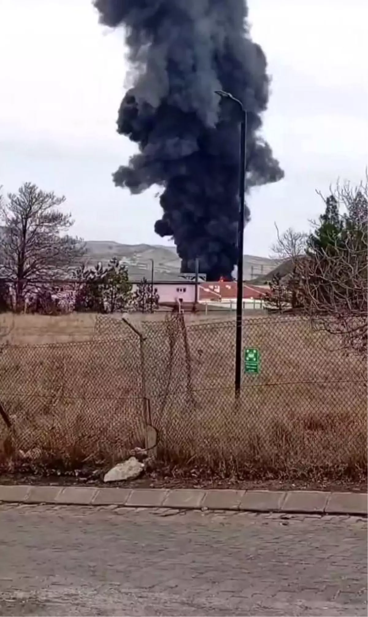 Kimya fabrikasında yangın! Patlama sesleri duyuluyor, dumanlar şehri kapladı