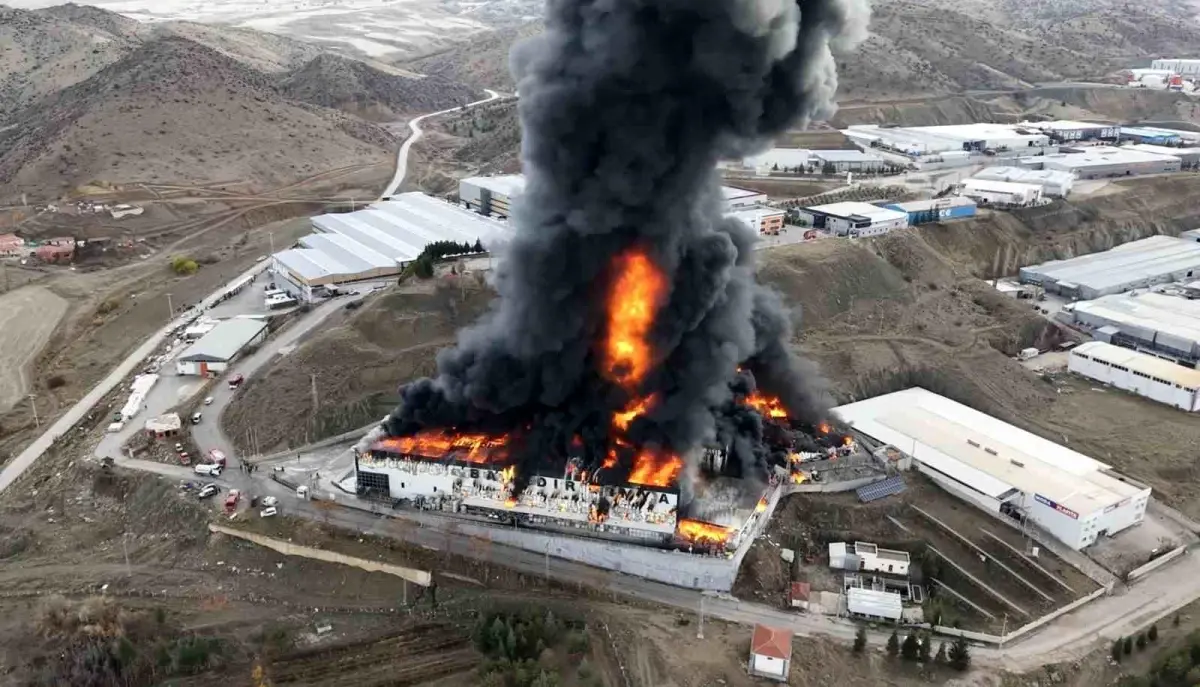 Kırıkkale’de Bahadır Kimya Fabrikasında Dev Yangın: Ekipler Müdahalede