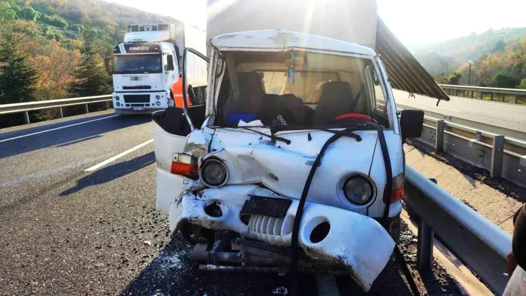 Manisa’nın Kırkağaç İlçesinde Kamyonet ve Tır Çarpıştı: 1 Yaralı