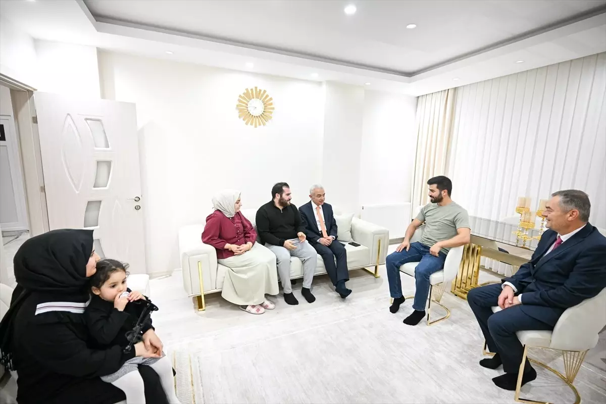 Vali Turan, Genç Evlilere Ziyarette Bulundu