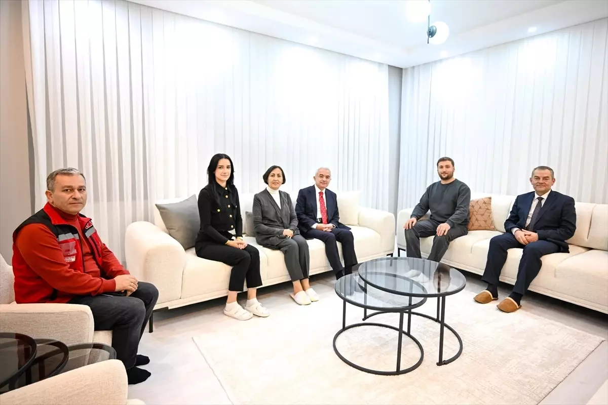 Vali Turan’dan Evlenecek Genç Çiftlere Destek Ziyareti