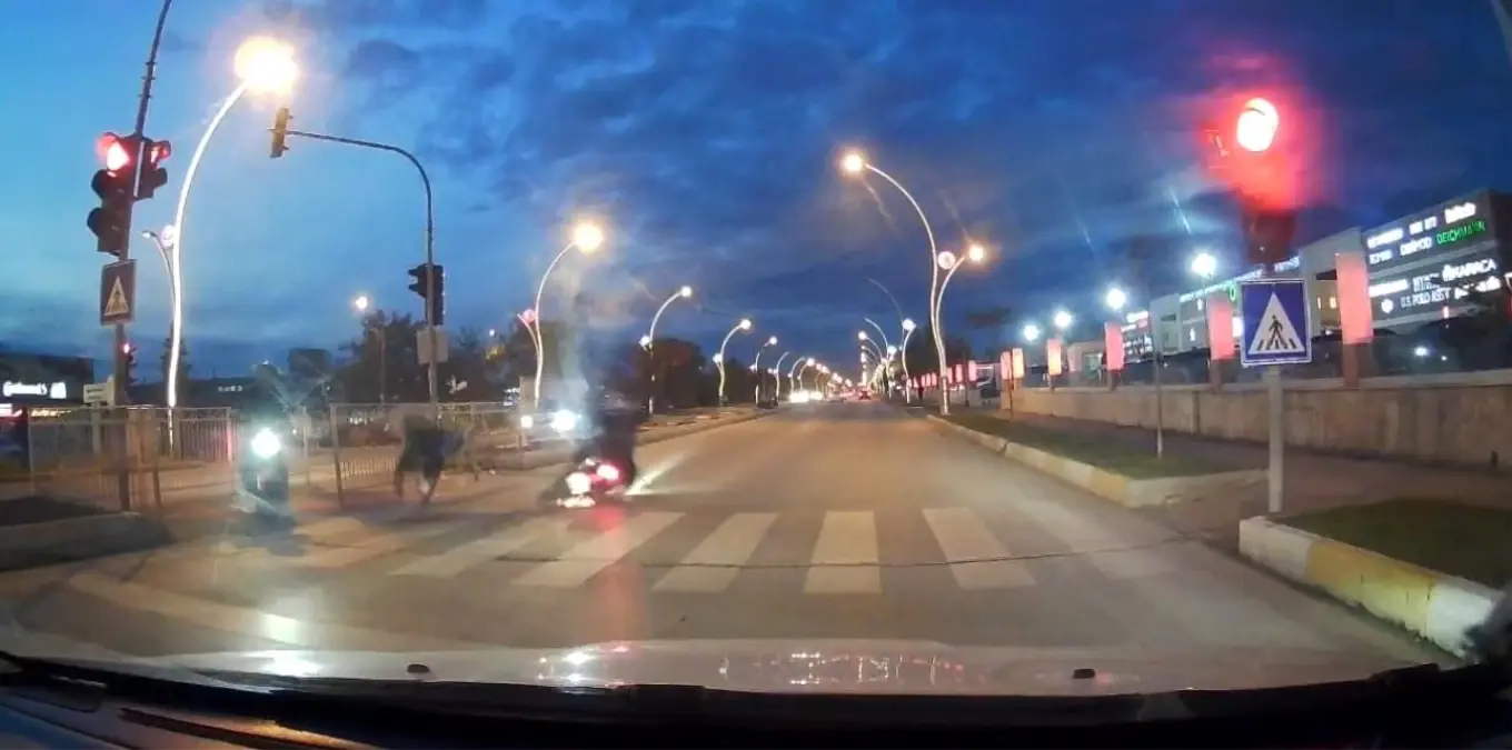 Edirne’de Kırmızı Işık İhlali Yapan Motosiklet Yaya Çarptı: Trafik Kazası Şok Yarattı