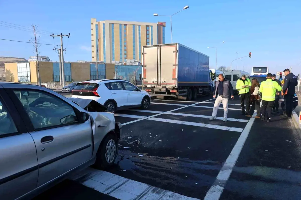 Nevşehir’de Minibüse Çarpma Kazası: 3 Yaralı