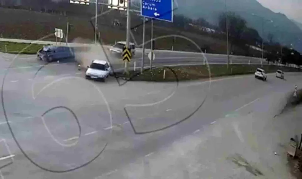 Amasya’da Şok Kaza: Kalp Krizi Geçiren Sürücü Hızla Gelen Araçla Çarpıştı