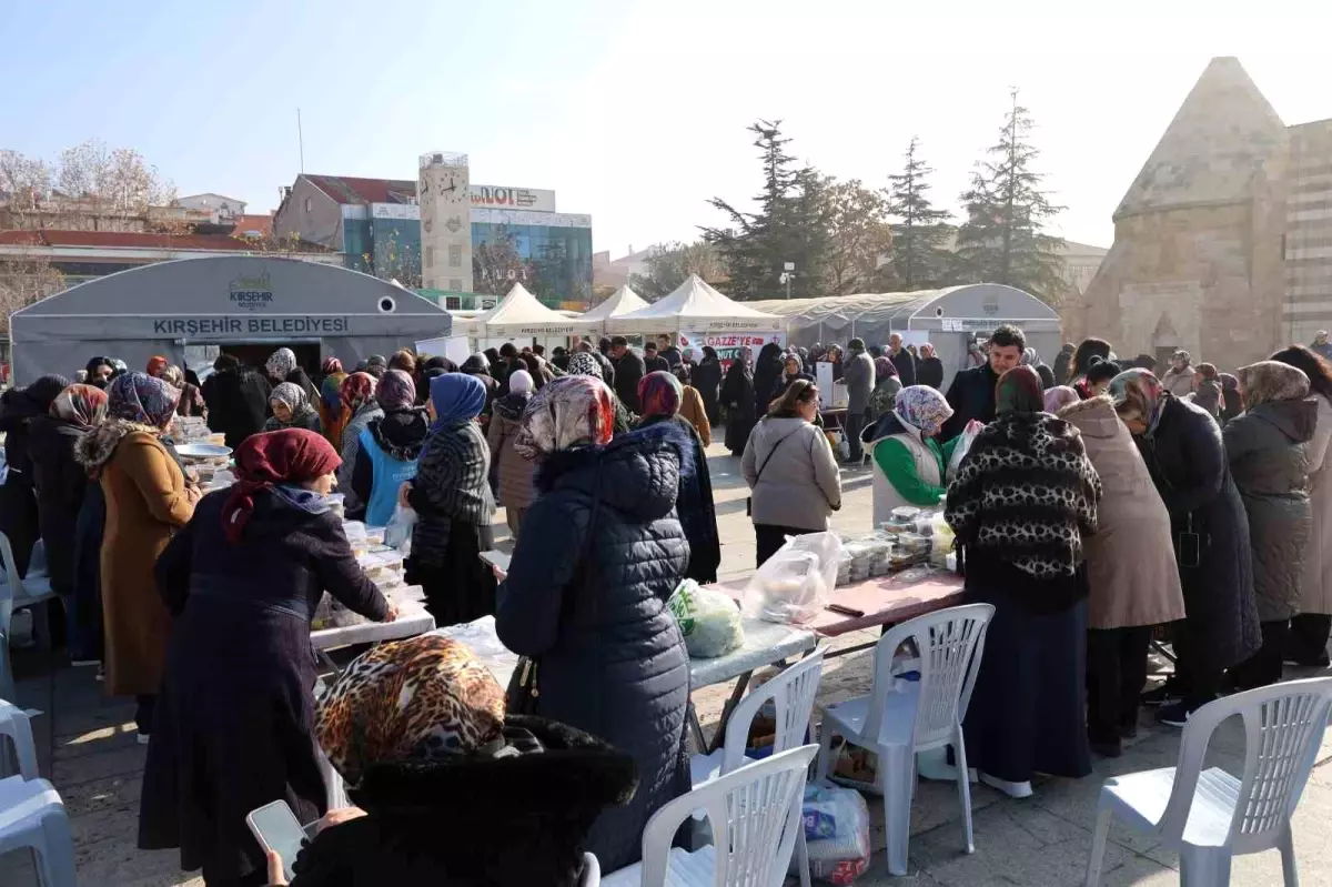 Kırşehir’de Gazze’ye Destek: Hayır Çarşısı Cacabey Meydanı’nda Coşkuyla Açıldı