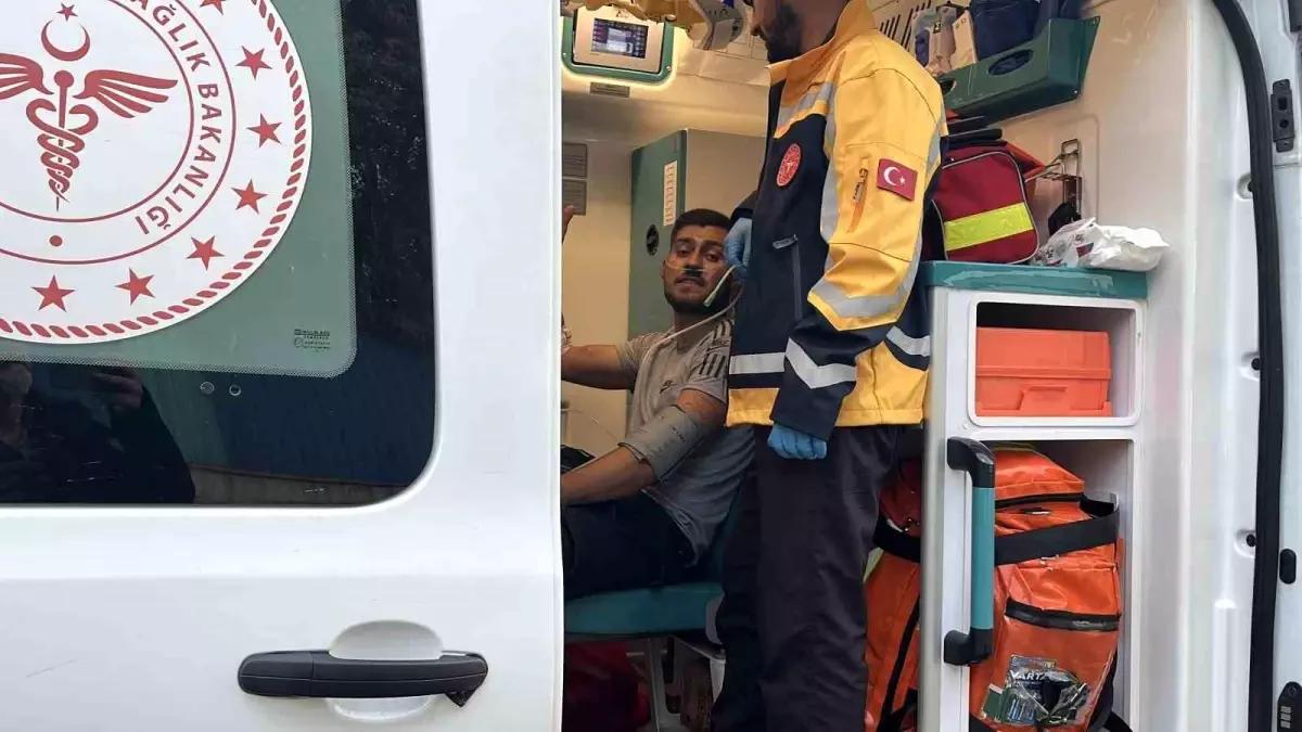 Darıca’da Çatı Yangını: Baba ve Oğlu Hastaneye Kaldırıldı