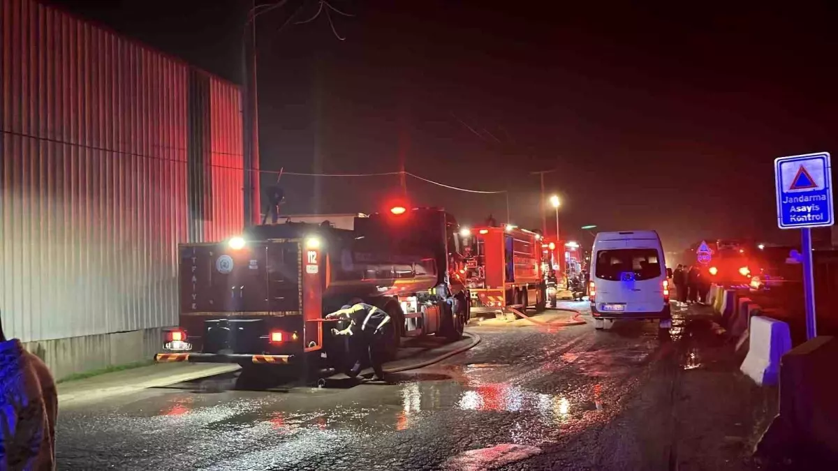 Gebze’de Geri Dönüşüm Deposunda Yangın!