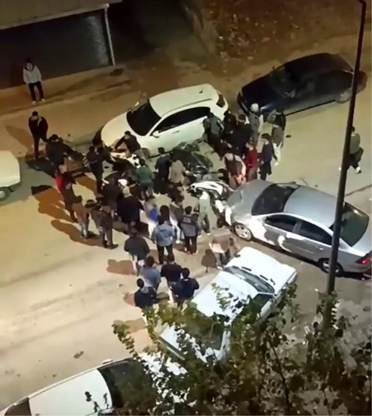 Adıyaman’da Kontrolden Çıkan Otomobil 4 Araç ve 3 Motosiklete Çarparak 1 Yaralı Bıraktı