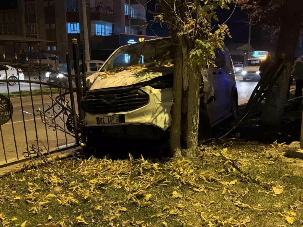 Adıyaman’da Minibüs Kazası: Sürücü Direksiyon Hakimiyetini Kaybetti, Yaralanma Olmadı