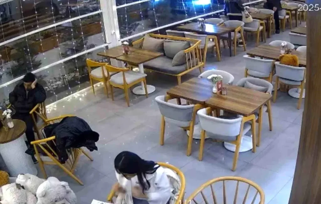 Kontrolden Çıkan Otomobil Kafeteryaya Girdi: Şans Eseri Yaralanan Olmadı!