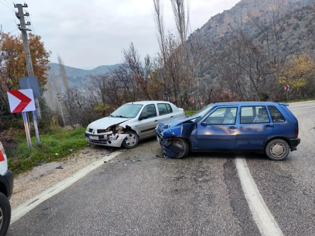 Bilecik’te 2 Otomobil Çarpıştı: 1 Yaralı