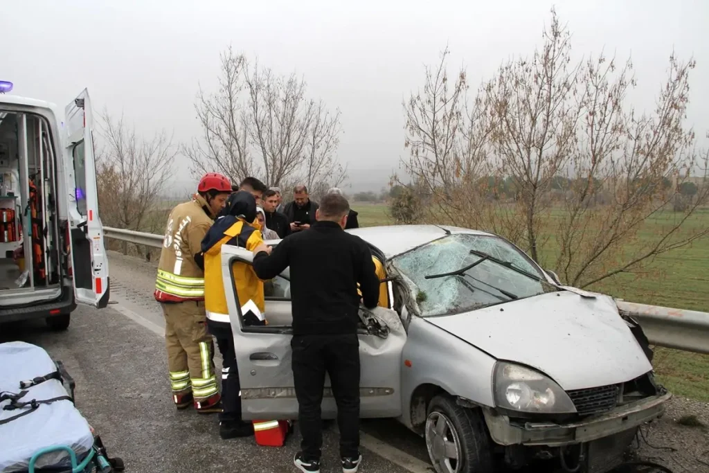 Manisa Kula’da Kontrolden Çıkan Otomobil Refüje Çarptı: 1 Ölü, 1 Yaralı