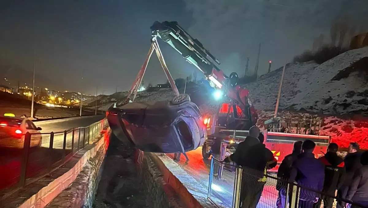 Yüksekova’da Otomobil Su Kanalına Düştü: Sürücü Hafif Yaralandı