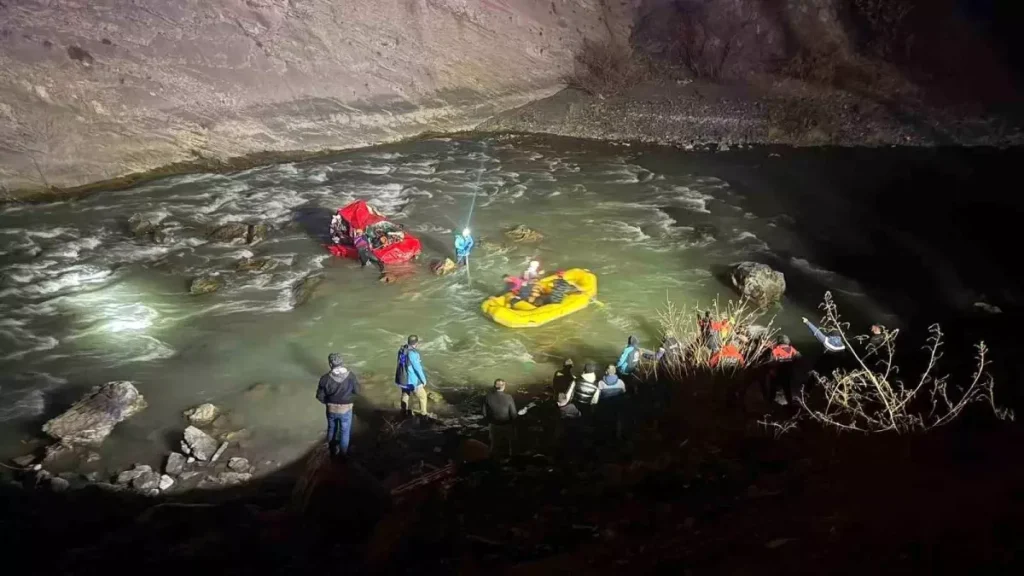 Hakkari’de Kadın Sürücü Uçurumdan Düşerek Ağır Yaralı Kaldı