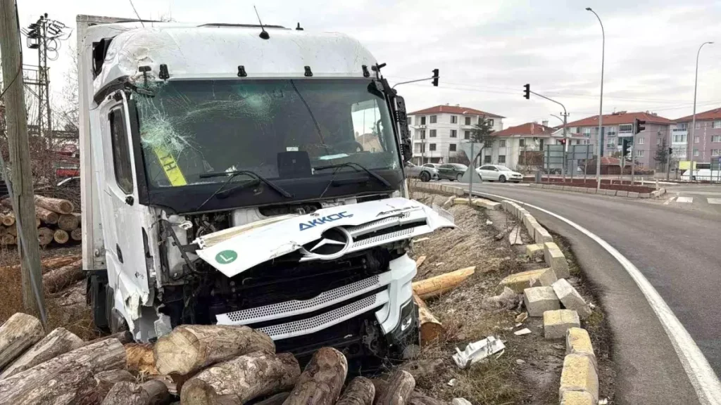 Afyonkarahisar’da Tır Kazası: 1 Yaralı