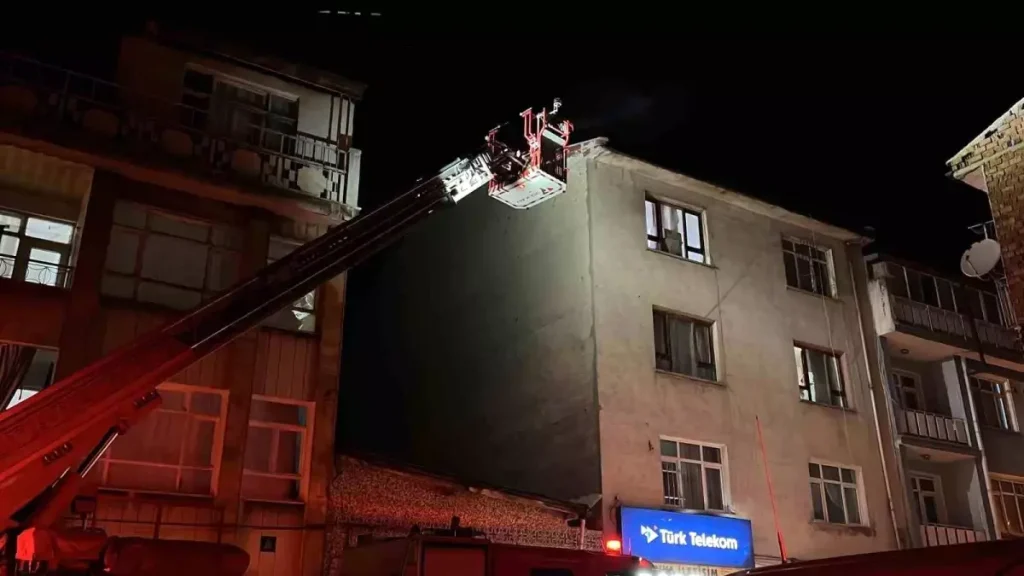 Konya’da Çatı Yangını Paniğe Neden Oldu, İtfaiye Hızlı Müdahale Etti
