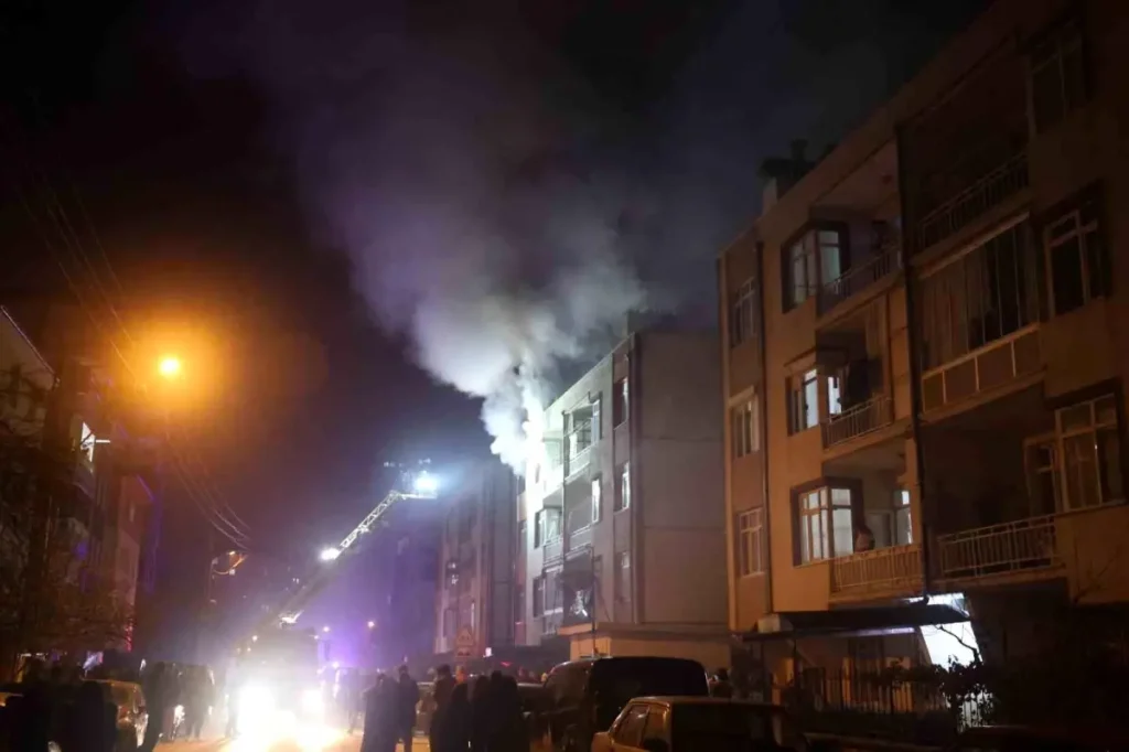 Konya’da 3 Katlı Binada Yangın