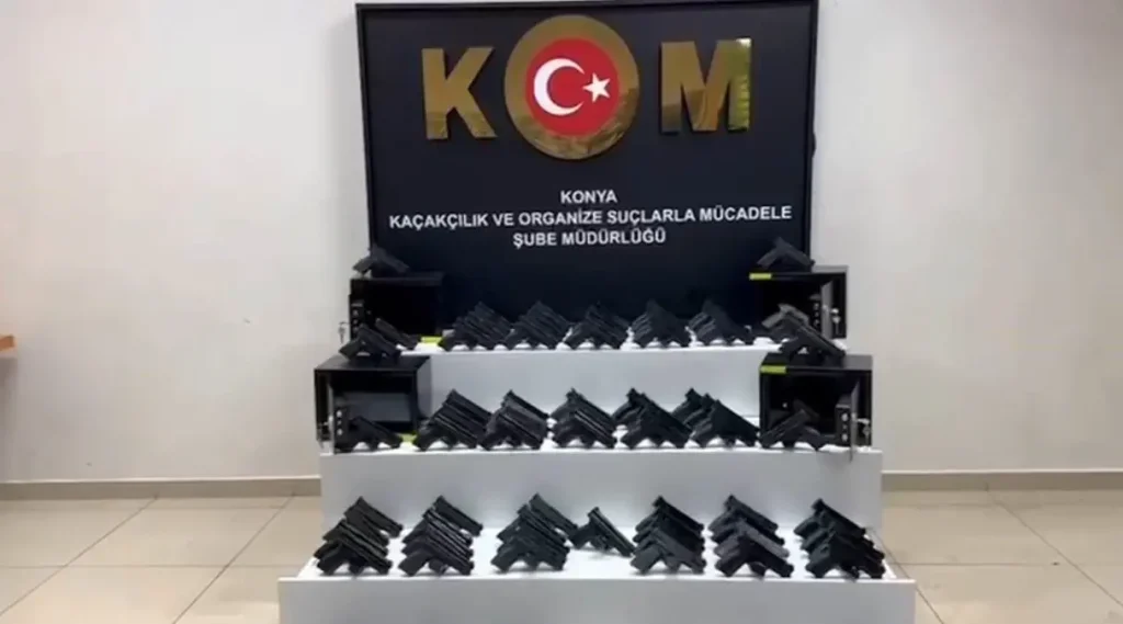 Konya’da Kargoda 100 Ruhsatsız Tabanca Ele Geçirildi