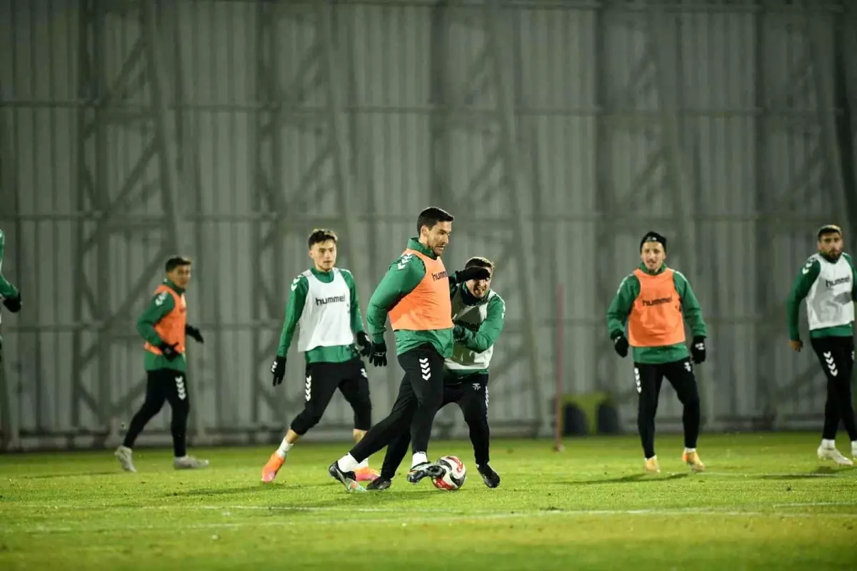 Konyaspor, Fenerbahçe Maçına Hazırlanıyor: Kayacık Tesisleri’nde Şiddetli Antrenman