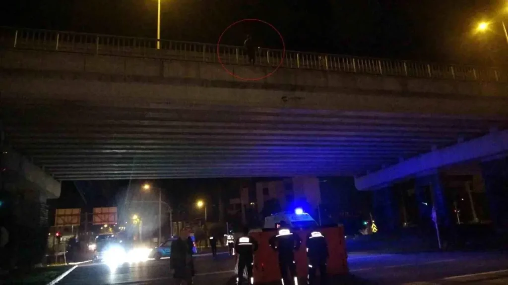 Köprünün Üstünde Hayat Mücadelesi: Polis Kadını Ölümün Ucundan Aldı, İzleyenlerin Sözleri Şok Etti