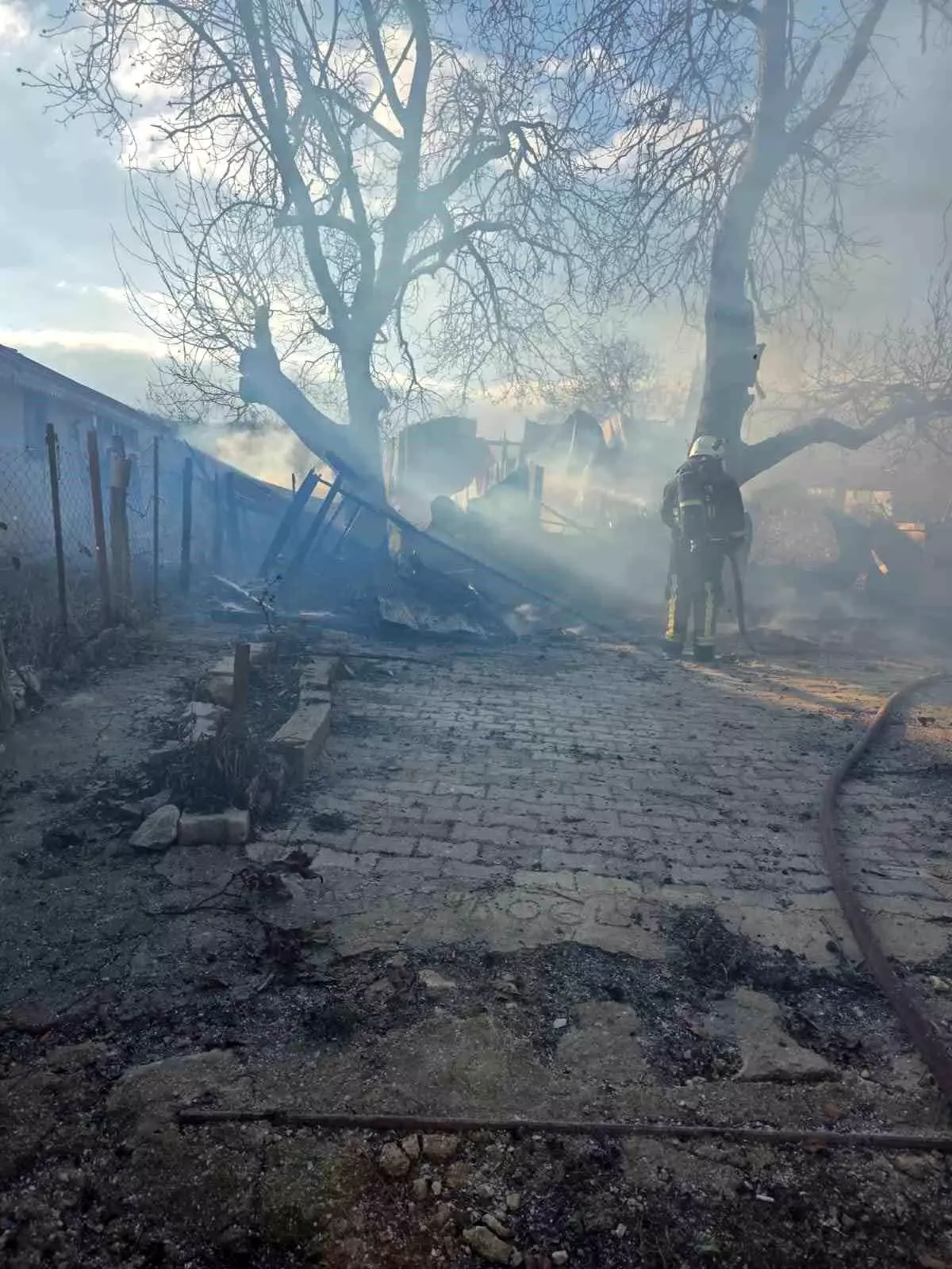 Korkuteli Çomaklı’da Çıkan Şiddetli Yangın Evleri Kullanılamaz Hale Getirdi
