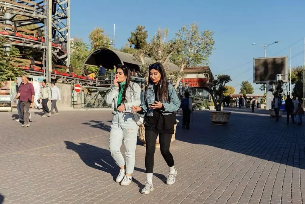 İran’da Kadınlar Başörtüsüz Koştu: Kiş Adası’nda Tarihi Maraton