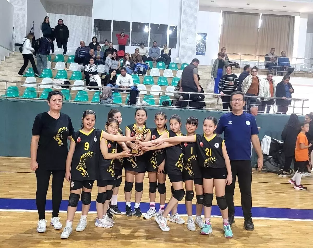 Minik Voleybolcular Şampiyon Oldu