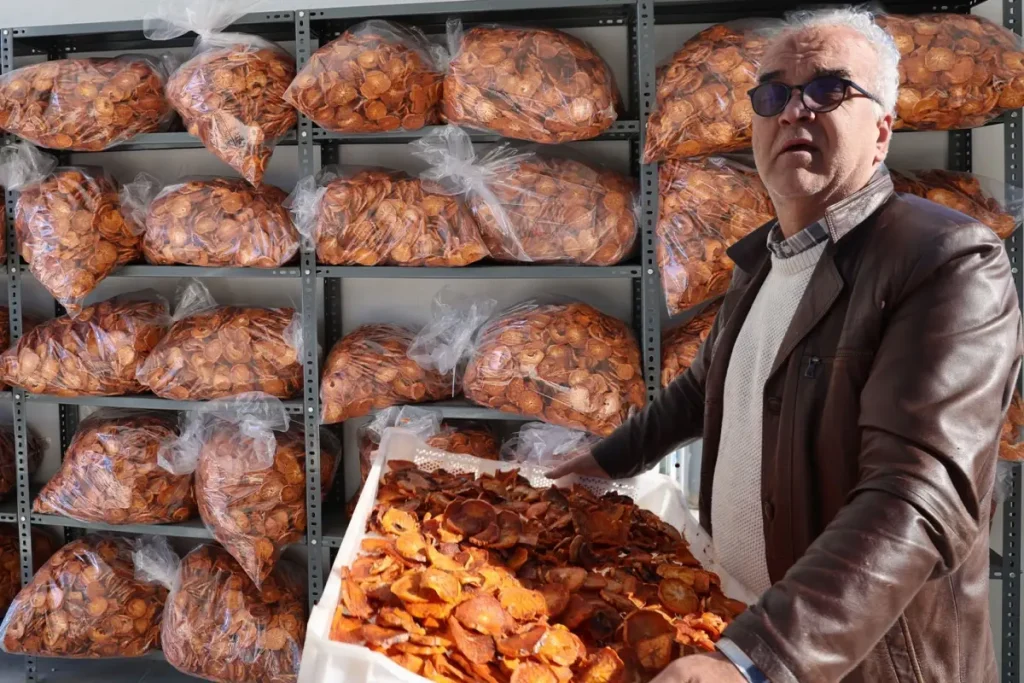 Köyüne Kurduğu Tesiste Hurma Kurutma ile Ürünü 10 Kat Değerlendirdi! Çuval Çuval İhraç Ediyor