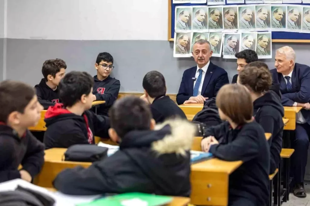 Küçük Başkanın Vaadi Gerçek Oldu: Tahir Büyükakın Okulda Sözünü Tutuyor