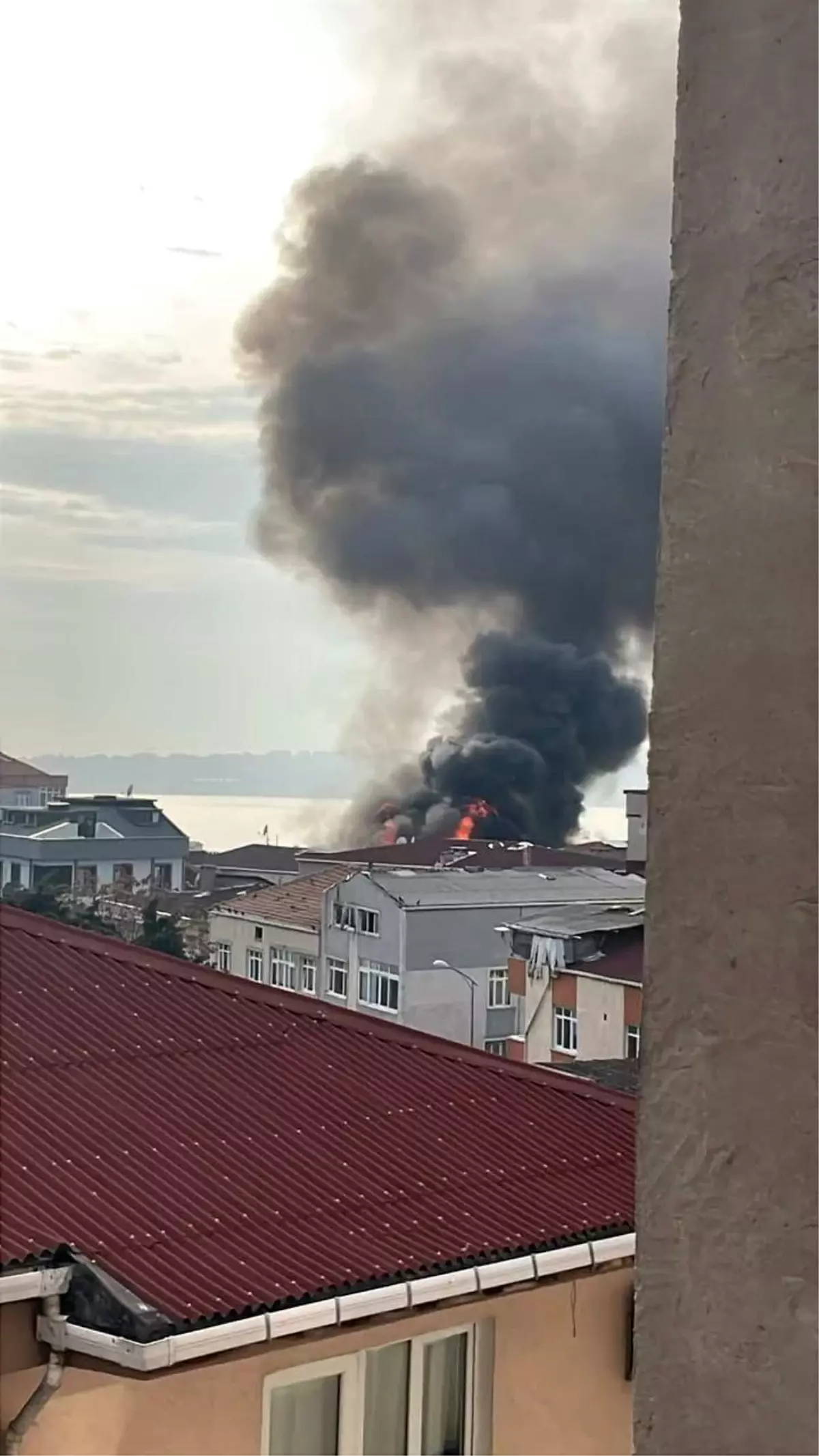 Küçükçekmece’de Çatı Katında Büyük Yangın ve Patlama: Vatandaşlar Kahramanca Müdahale Etti