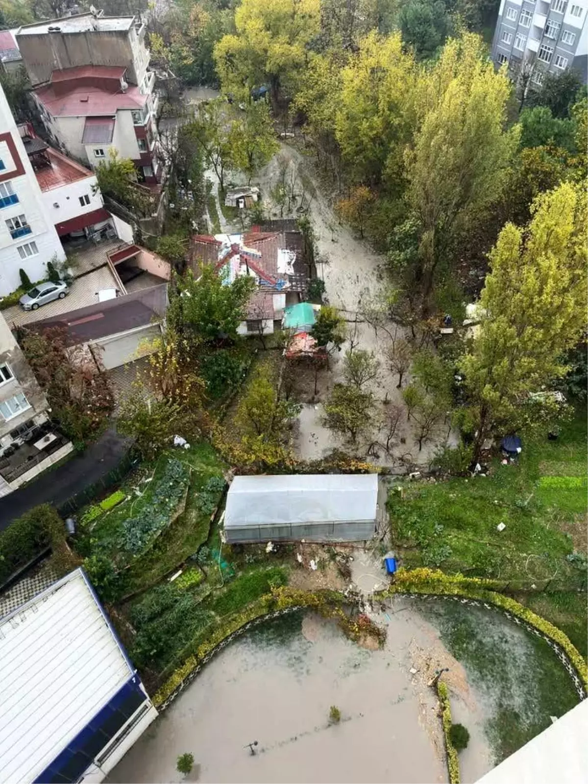Küçükçekmece’de Şiddetli Yağış Otoparkı Sular Altına Sürükledi!