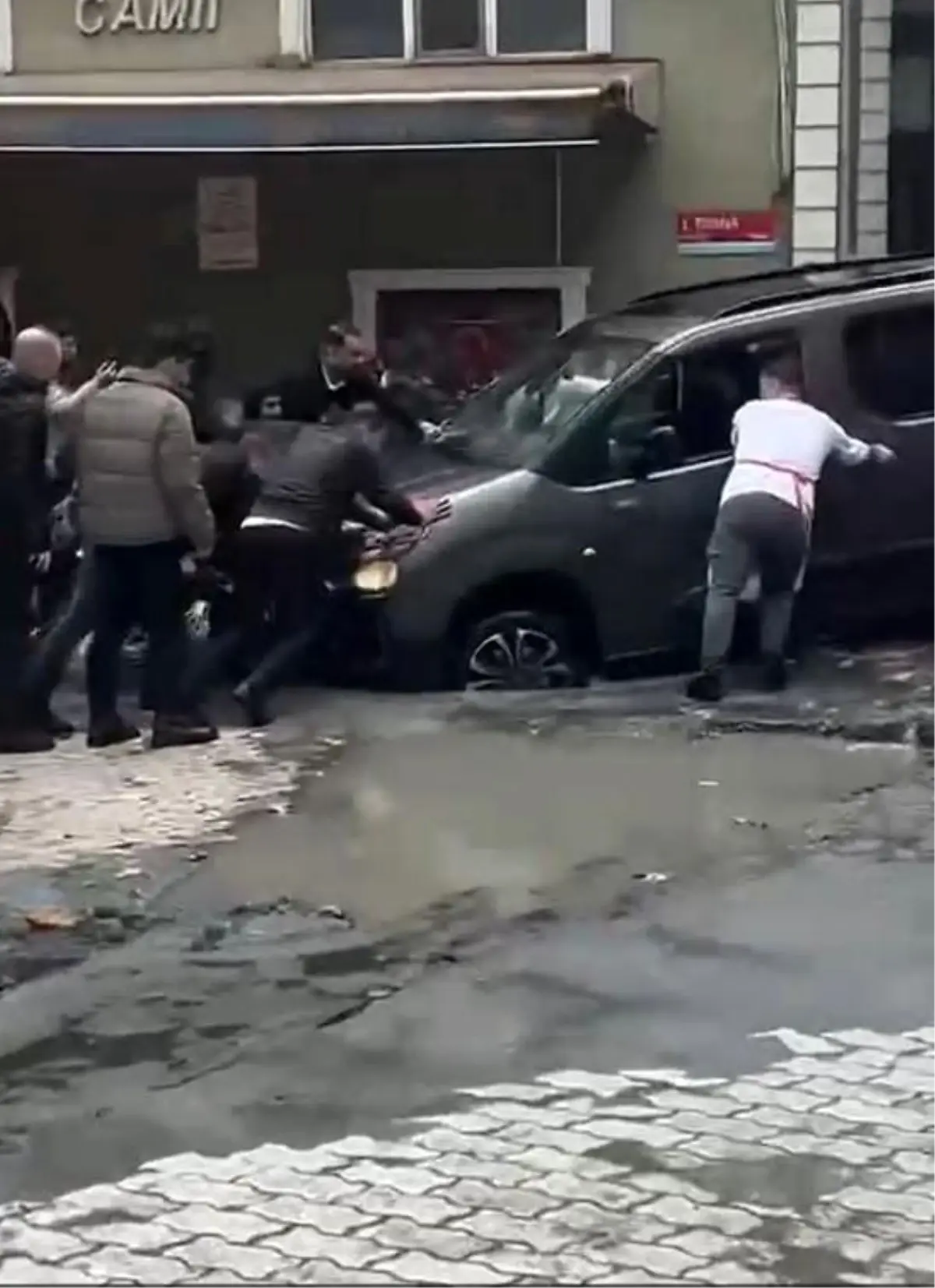 Küçükçekmece’de Yol Çöktü, Araçlar Çukura Düştü