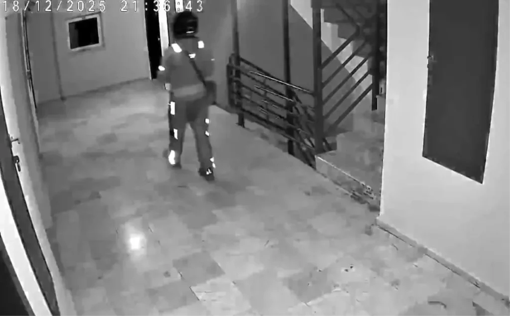 Kurye Merdivenlerde Tuvaletini Yaptı: Sincan’da Şok Edici Olay Güvenlik Kameralarına Yansıdı