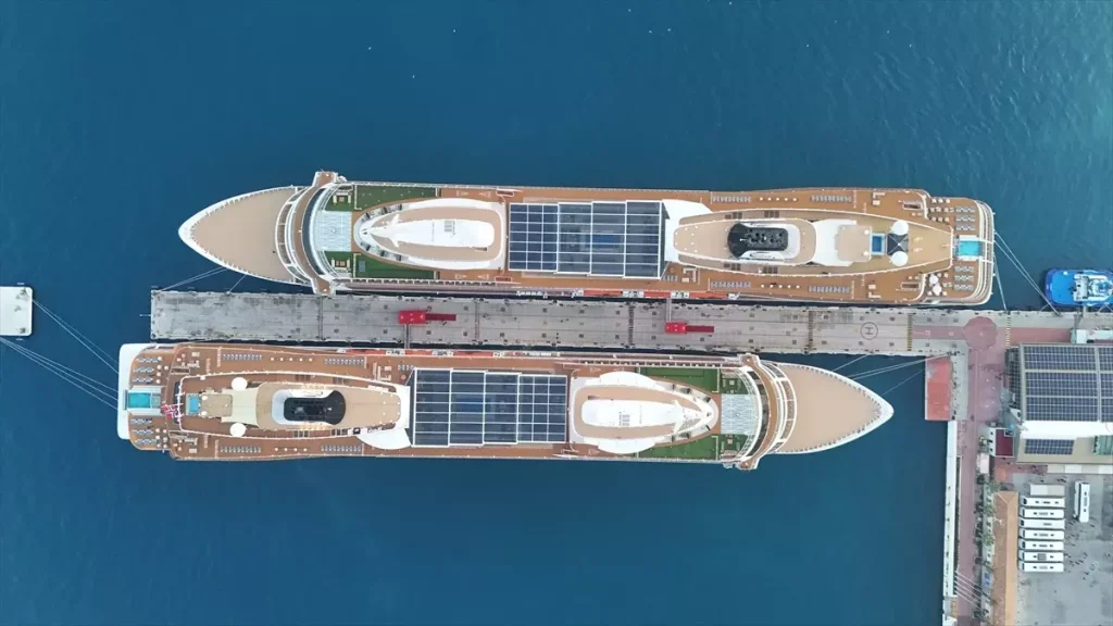 Kuşadası, İki Kruvaziyerle 1748 Turisti Ağırladı