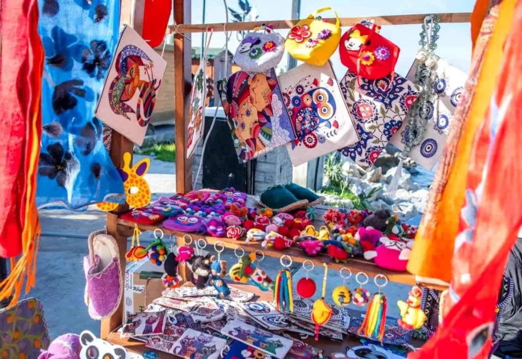 Kuşadası’nda kurulan yılbaşı pazarı rengarenk görünümüyle ilgi odağı oldu