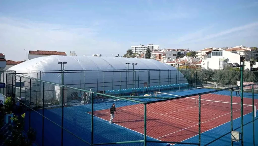 Kuşadası Tenis Kulübü’nde ‘balon kort’ yapımı tamamlandı