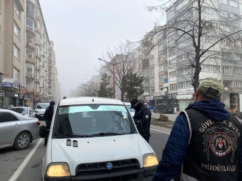 Kütahya’da Güvenlik Denetimleri: 16 Bin 69 Kişi Sorgulandı, Çok Sayıda Ruhsatsız Silah ve Uyuşturucu Ele Geçirildi