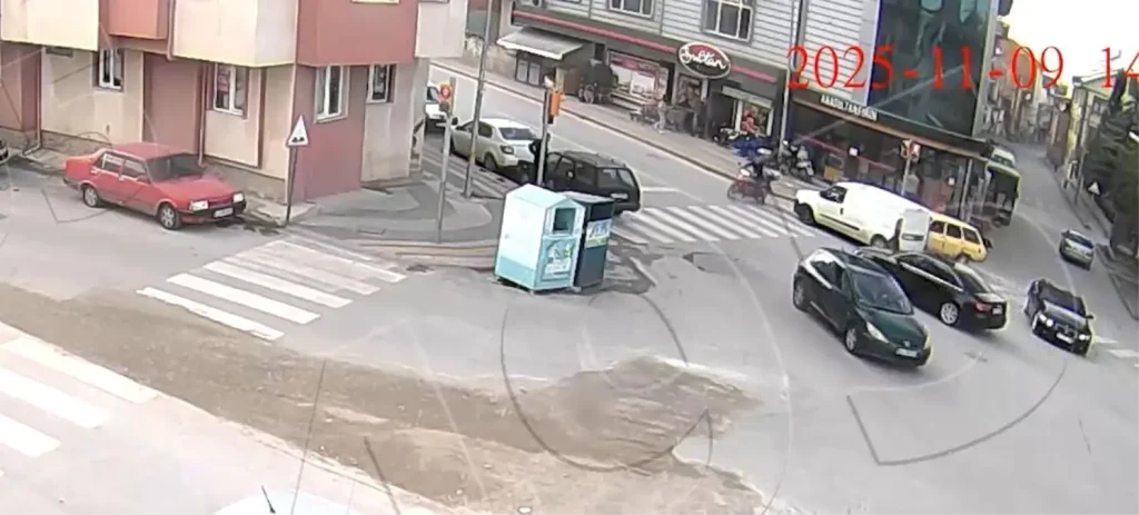 Kütahya’da Motosikletli Kurye Yaya Geçidinde Otomobil Çarpmasıyla Yaralandı