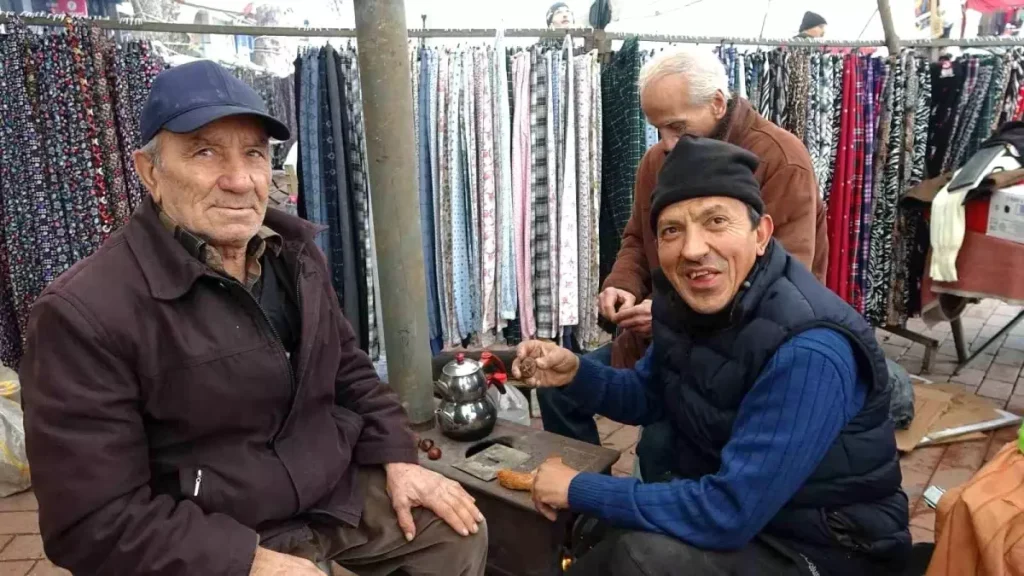 Tavşanlı’da Kar Yağışı Şehri Beyaza Dönüştürdü, Esnaf Soba Başında Kestane Keyfi Yaşadı