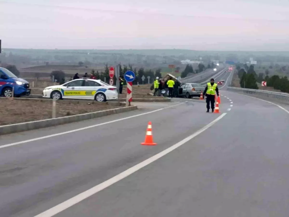 Kütahya’da otomobil-traktör kazası: 2 yaralı