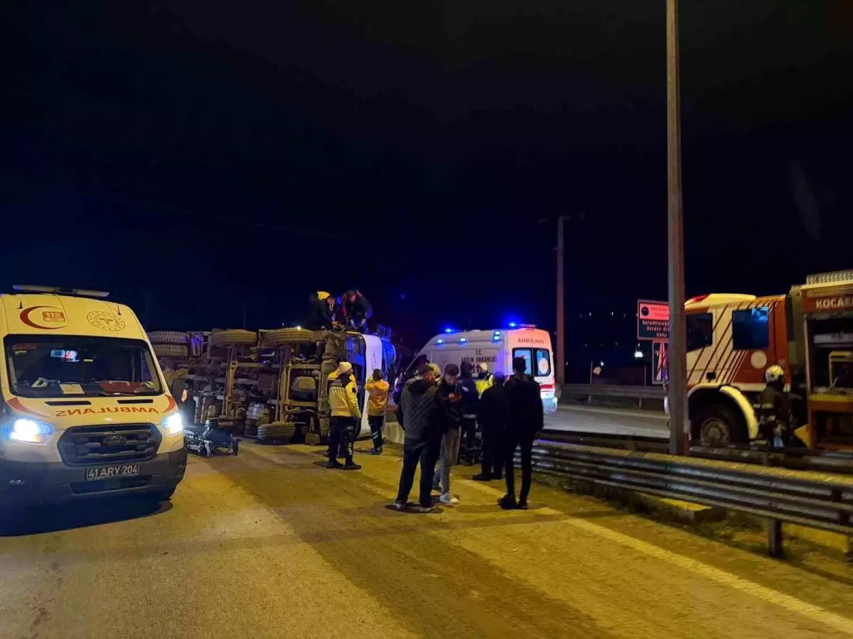 Kocaeli’de Beton Mikseri Devrildi: 2 Yaralı ve Trafik Krizi