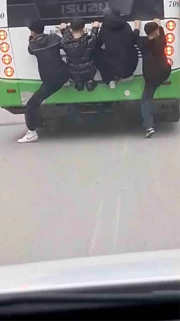 Bursa’da Lise Öğrencileri Tehlikeli Yolculuk Yaptı