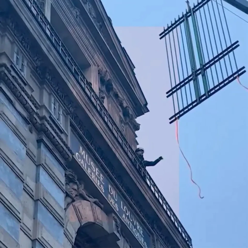 Louvre Müzesi’nde Güvenlik Önlemleri Artırıldı